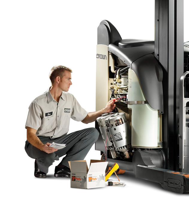 A forklift repair expert