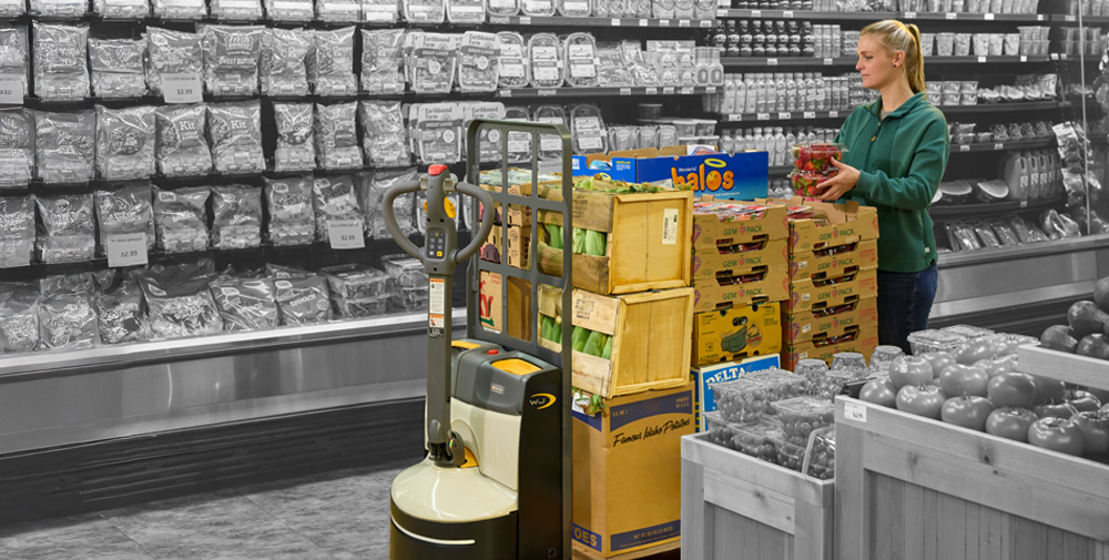 超市里的 WJ 紧凑型托盘搬运车