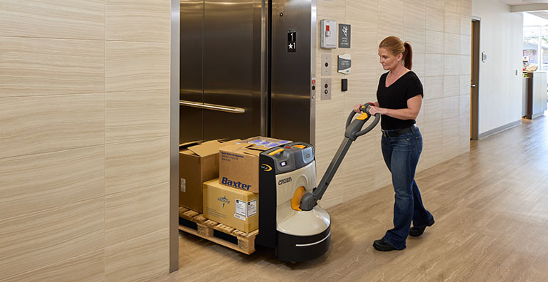 电梯中的 WJ 紧凑型托盘搬运车