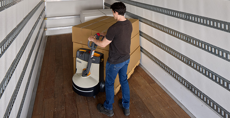 WJ 紧凑型托盘搬运车的转弯半径比同类设备更小