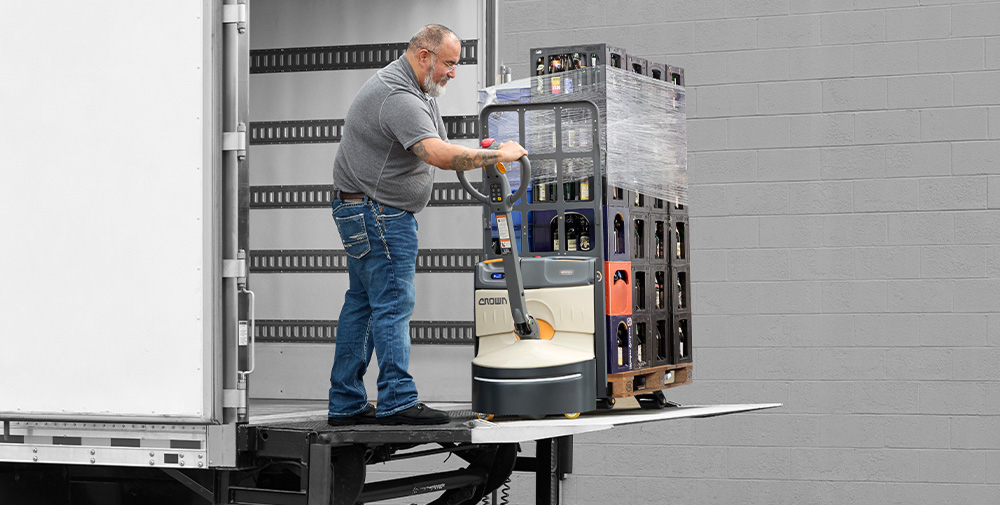 车尾升降台上的 WJ 紧凑型托盘搬运车