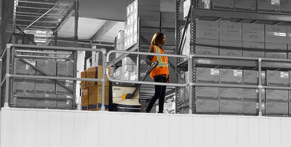 WJ 紧凑型托盘搬运车正在运输托盘